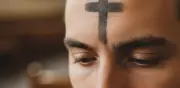 Miércoles de Ceniza 2026: El profundo significado de la cruz de ceniza en la frente
