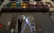 Mural en Barcelona une a Bad Bunny y niño detenido por ICE en crítica a Trump