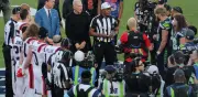 NFL evalúa permitir a árbitros de repetición lanzar pañuelos por faltas no detectadas
