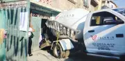 Pipa de gas se impacta contra vivienda en Iztapalapa tras perder control en pendiente