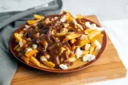 Poutine: El plato canadiense que conquista paladares mexicanos con su mezcla única