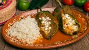 Receta de Doña Ángela: Chiles Rellenos sin Capear en Caldillo Casero