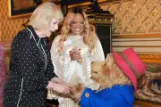Reina Camila sorprende al saludar al icónico Oso Paddington en Londres