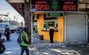 Remesas a México caen 4.6% en 2025 tras 11 años de crecimiento; dólar débil afecta poder adquisitivo