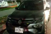 Roban auto en el centro de Monterrey y los atrapan en Cumbres