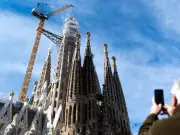 Sagrada Familia alcanza su altura máxima con la cruz de la torre de Jesús