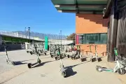 Scooters Abandonados Bloquean Accesos al Parque Fundidora en Monterrey