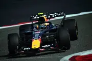 Sergio Pérez alienta a Isack Hadjar en su primer año con Red Bull Racing