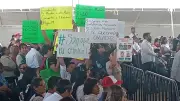 Sheinbaum se enfrenta a protestas por desaparecidos en Coahuila durante inauguración hospitalaria