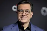 Stephen Colbert enfrenta a CBS por censura en su programa nocturno