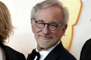 Steven Spielberg dona 25 mil dólares a familia de James Van Der Beek