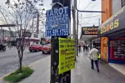 Tapiza propaganda a postes del centro histórico de Monterrey