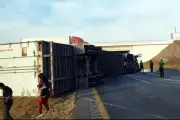 Trailer Vuelca en Carretera a Laredo, Cierran Vialidad por Emergencia