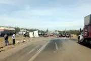 Tráiler Volcado Bloquea Carretera Nacional en Montemorelos, Nuevo León