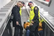 Usuarios sufren caída en escalera eléctrica de la Línea 3 del Metro de la CDMX