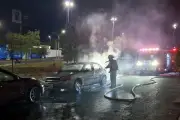Vehículo se incendia frente a plaza comercial en Nuevo León, sin heridos reportados
