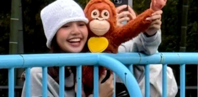 Lisa de Blackpink visita a Punch, el mono viral que encontró consuelo en un peluche