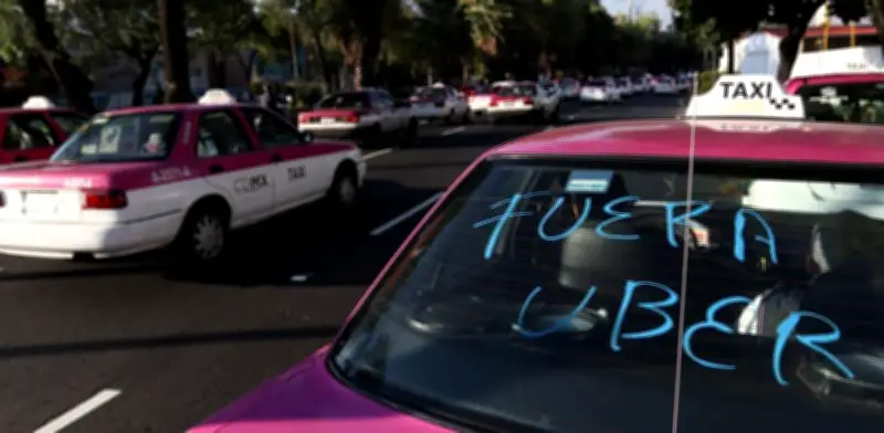 Semovi rechaza convenio entre taxistas y Uber; advierte sanciones de hasta 47 mil pesos