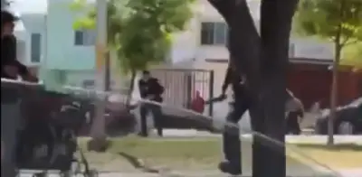 Abaten a hombre que atacó con machete a policías mientras cargaba a un niño en Nuevo León