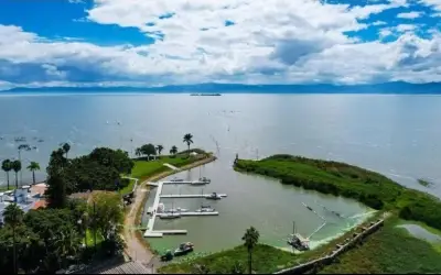 Alcaldes de Jalisco admiten descargas irregulares en Lago de Chapala y urgen plan maestro