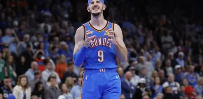 Alex Caruso lanza su tenis para bloquear en la NBA y el video se vuelve viral