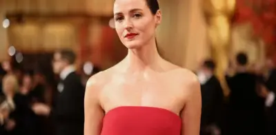 Alfombra Roja de los Oscar 2026: Los Looks Más Destacados de las Estrellas