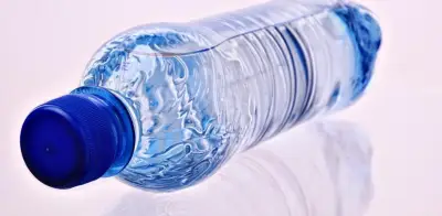 Alumno de primaria adultera bebida con cloro en Nuevo León, compañero ingiere sustancia