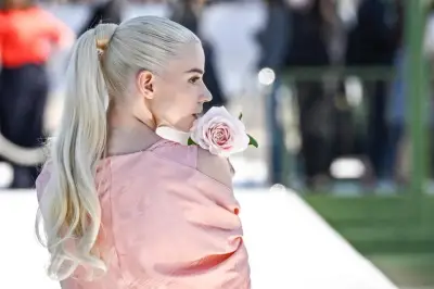 Anya Taylor-Joy y Almodóvar celebran la nueva colección floral de Dior en París