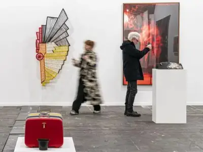 Artistas Latinoamericanos Brillan en ARCOmadrid con Obras que Reflejan Realidades Sociales