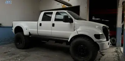 Aseguran vehículos monstruo en Azcapotzalco tras cateo; dos personas detenidas