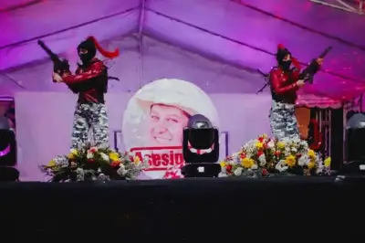 Baile escolar con armas falsas en Michoacán desata polémica y debate educativo