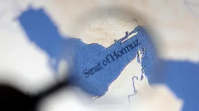 Bloqueo en el Estrecho de Ormuz: 21 Buques Atacados y Tráfico Marítimo en Caída Libre