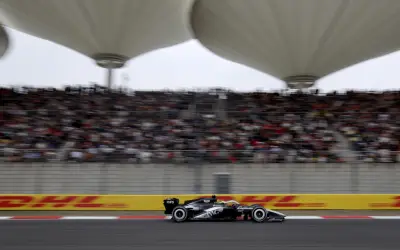 Checo Pérez asume culpa por incidente en China y revela falla técnica en su monoplaza