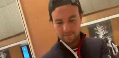 Checo Pérez firma billete de 500 pesos en Shanghái: el autógrafo viral que alivió un fin de semana difícil