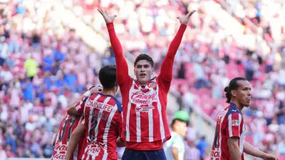 Chivas aplasta a Santos 3-0 con doblete de Armando 'La Hormiga' González