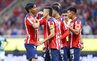Chivas enfrenta a Monterrey en duelo clave: Liderato vs. Crisis en Liga MX