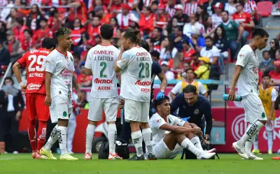 Chivas enfrenta a Santos con dos bajas clave: Romo lesionado y Aguirre suspendido