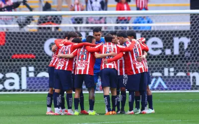 Chivas recibe a Santos Laguna en el Akron para defender su dominio local en la Liga MX