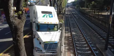 Choque de tráiler suspende servicio del Tren Ligero en CDMX, afecta a miles