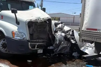 Choque múltiple en carretera deja vehículos prensados y moviliza servicios de emergencia