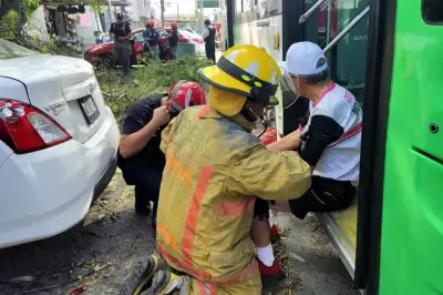 Choque por alcance en Monterrey deja dos lesionados graves en vialidad principal