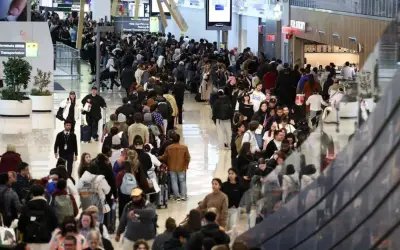 Cierre parcial del gobierno de EU desata caos en aeropuertos con filas kilométricas