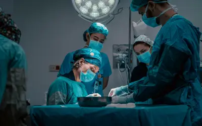 Cirugías de Alto Riesgo en Adultos Mayores: Fragilidad y Urgencia Aumentan Peligros