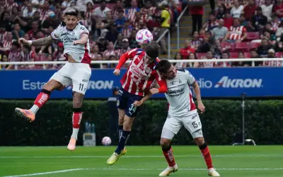 Clásico Tapatío en Riesgo para Chivas: Atlas Amenaza su Posición en la Tabla