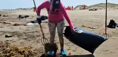 Coatzacoalcos: Vecinos limpian playa tras derrame de hidrocarburo antes de Semana Santa