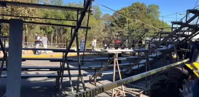 Colapsa templete durante foto de graduación en la UV de Xalapa; 18 estudiantes lesionados