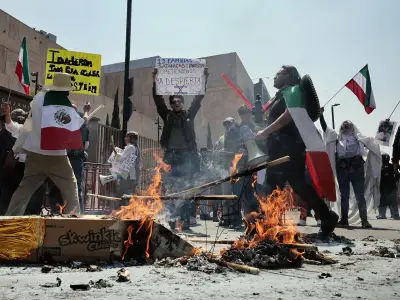 Comunidad iraní en CDMX quema figura de Baal frente a embajada de EU en protesta por guerra