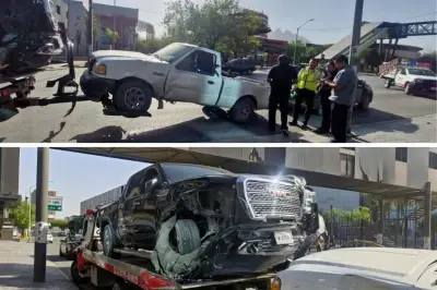 Conductor intenta dar vuelta en U, choca y derriba semáforo en incidente vial