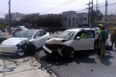 Conductor se duerme al volante y choca de frente contra un Tesla en carretera
