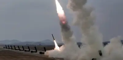 Corea del Norte prueba lanzacohetes de 600 mm con Kim Jong Un supervisando